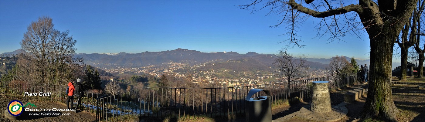 29 Al Parco del Castello di San Viglio vista verso Canto Alto e Prealpi orobiche.jpg